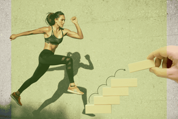 Sportliche Frau mit voller Körperspannung in Laufschritt vor Treppe - Symbol für Leistungssteigerung im Lauftraining durch Superkompensation.
