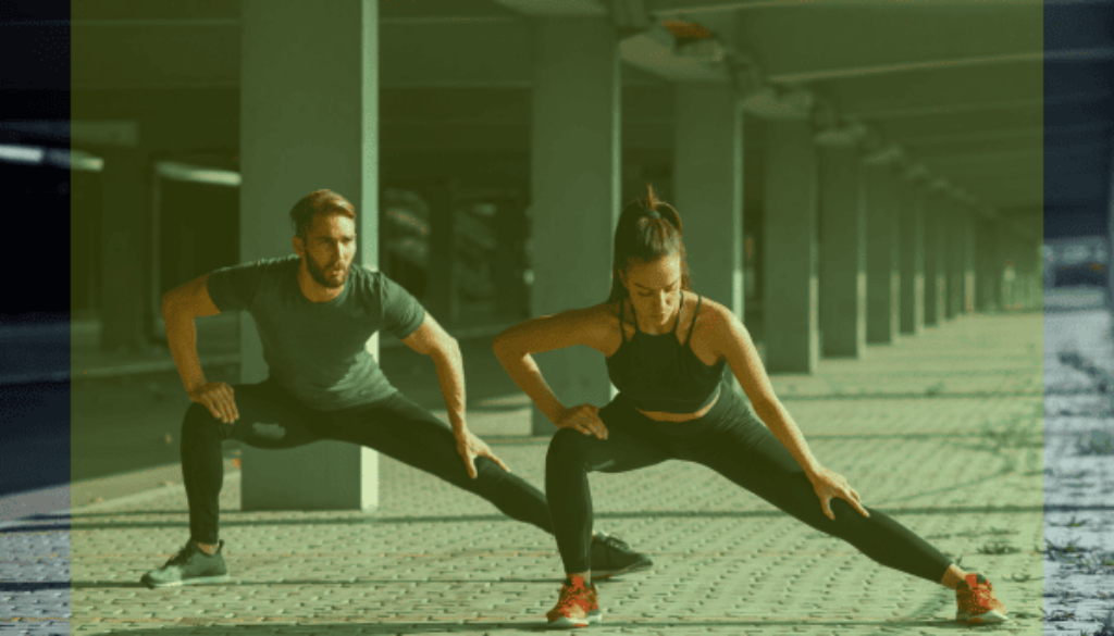 Sportliche Menschen beim Dehnen für mehr Beweglichkeit. Entdecke im Beitrag, wie gezieltes Dehnen deine Flexibilität und sportliche Leistung steigert.