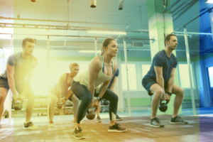 Gruppe sportlicher Menschen absolviert intensives HIIT-Training - Energiegeladene Fitnessszene für den Blogbeitrag über High-Intensity Interval Training.