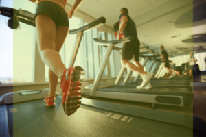 Gruppe von Menschen auf Laufbändern. Thema: Laufe den Kilos davon - Gemeinsames Training für effektive Gewichtsabnahme.
