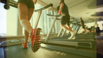 Gruppe von Menschen auf Laufbändern. Thema: Laufe den Kilos davon - Gemeinsames Training für effektive Gewichtsabnahme.