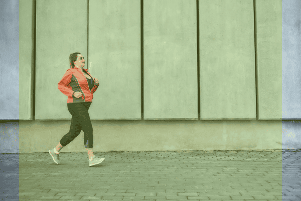 Leicht übergewichtige Frau beim Joggen – Abnehmen und Lauftraining
