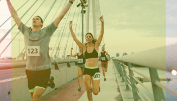 Läuferinnen und Läufer nehmen an einem öffentlichen Marathon teil, jubelnd und voller Freude am Ausdauersport.